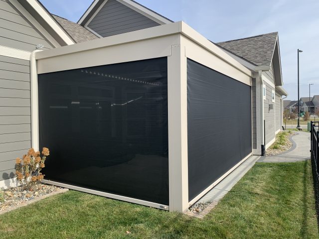 A black screen in the back yard of a house